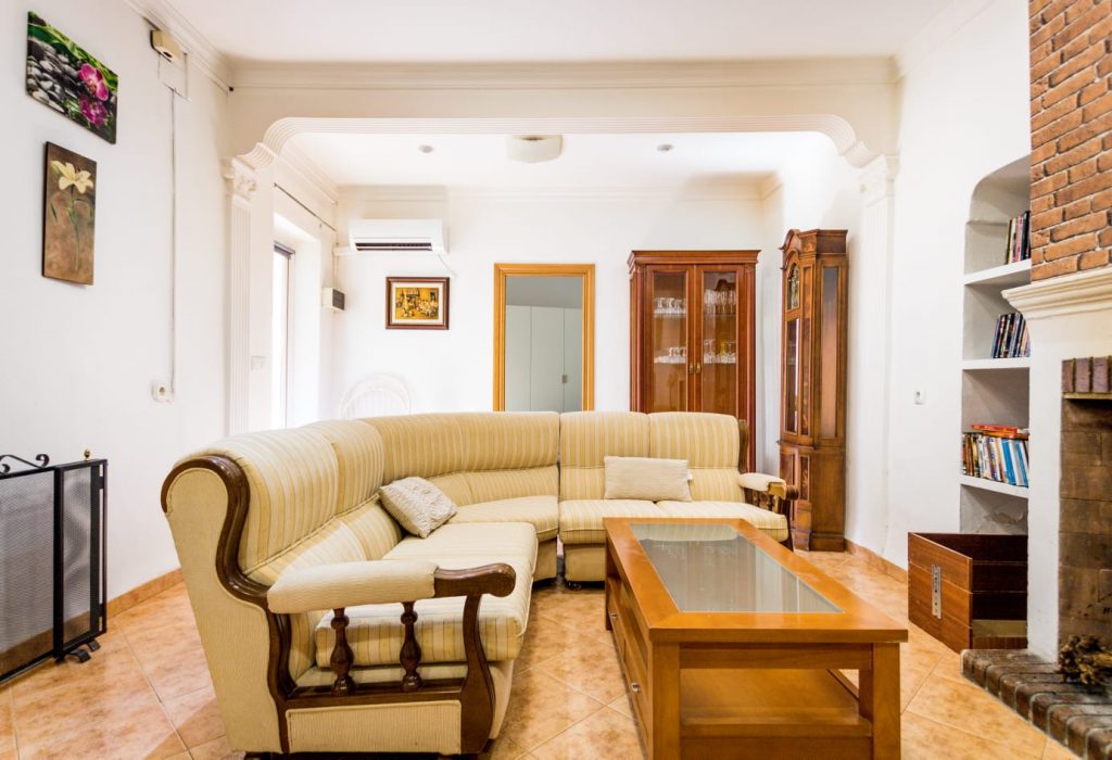 Casa rural 'Rodenas Valero'  de 500 metros cuadrados situada en el pueblo de Alborea.
