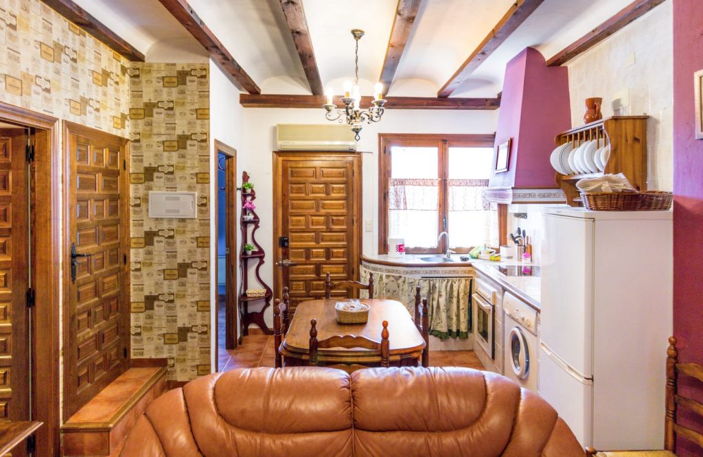 Casa rural 'Las Cuevas del Abismo', el mejor alojamiento en Alcalá del Júcar, situada a escasos metros del castillo.