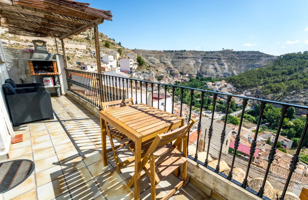 Casa rural 'El Balcón del Júcar', alojamiento en Alcalá del Júcar de dos plantas. Situada a escasos metros del castillo.