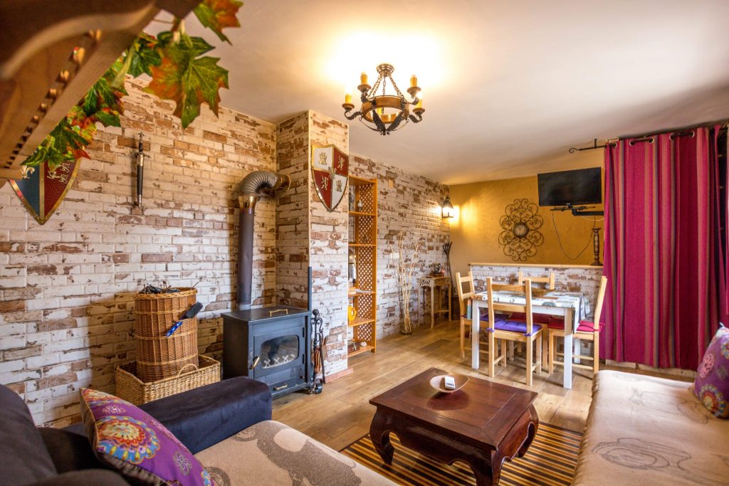 Casa rural 'Loft Medieval del Júcar', Alojamiento en Alcalá del Júcar con acogedoras vistas al pueblo. Decorado con mucho estilo acordé al castillo.
